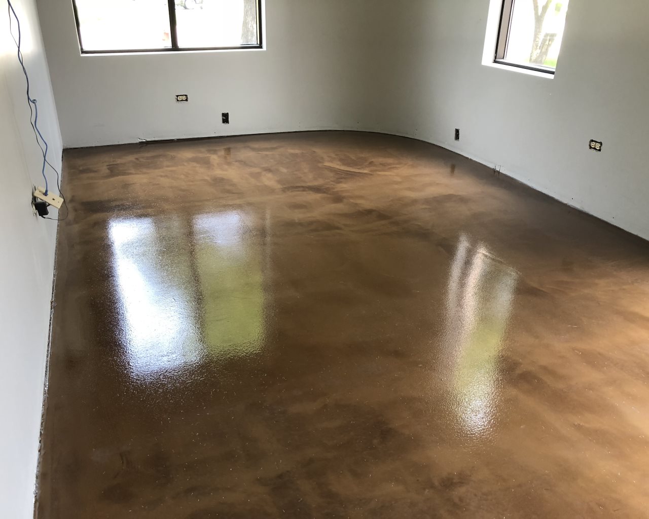 Bronze and amber toned metallic epoxy floor in an empty commercial room